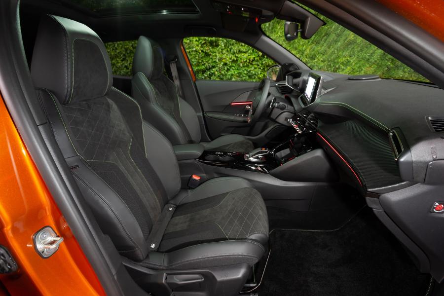Интерьер Peugeot 2008 GT 2019 года  (WW) (фото 27 из 45)